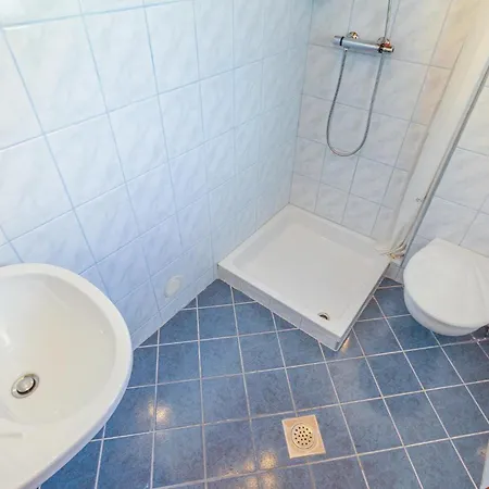 1 Bedroom In Apartment *
