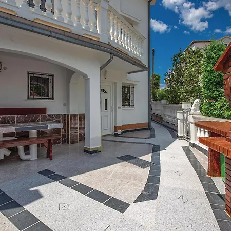 Apartment 1 Bedroom In